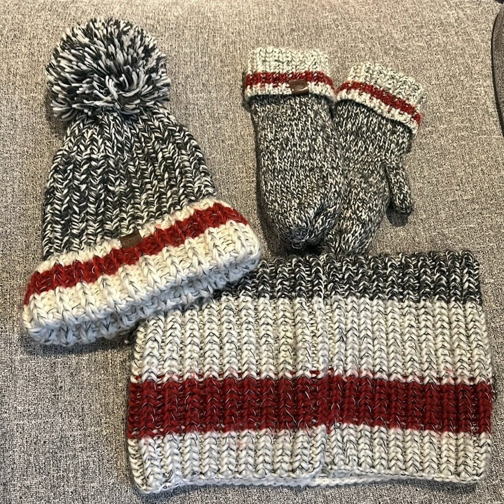 Roots ladies snood/mitts/pompom hat